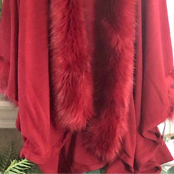 🌴🎉HP🎉 NEW! Dolce Cabo Valentine Red Luxurious Fur Cloak Wrap L/XL - Picture 4 of 10